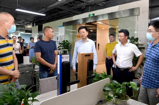 市委常委段成刚调研啄木鸟家庭维修